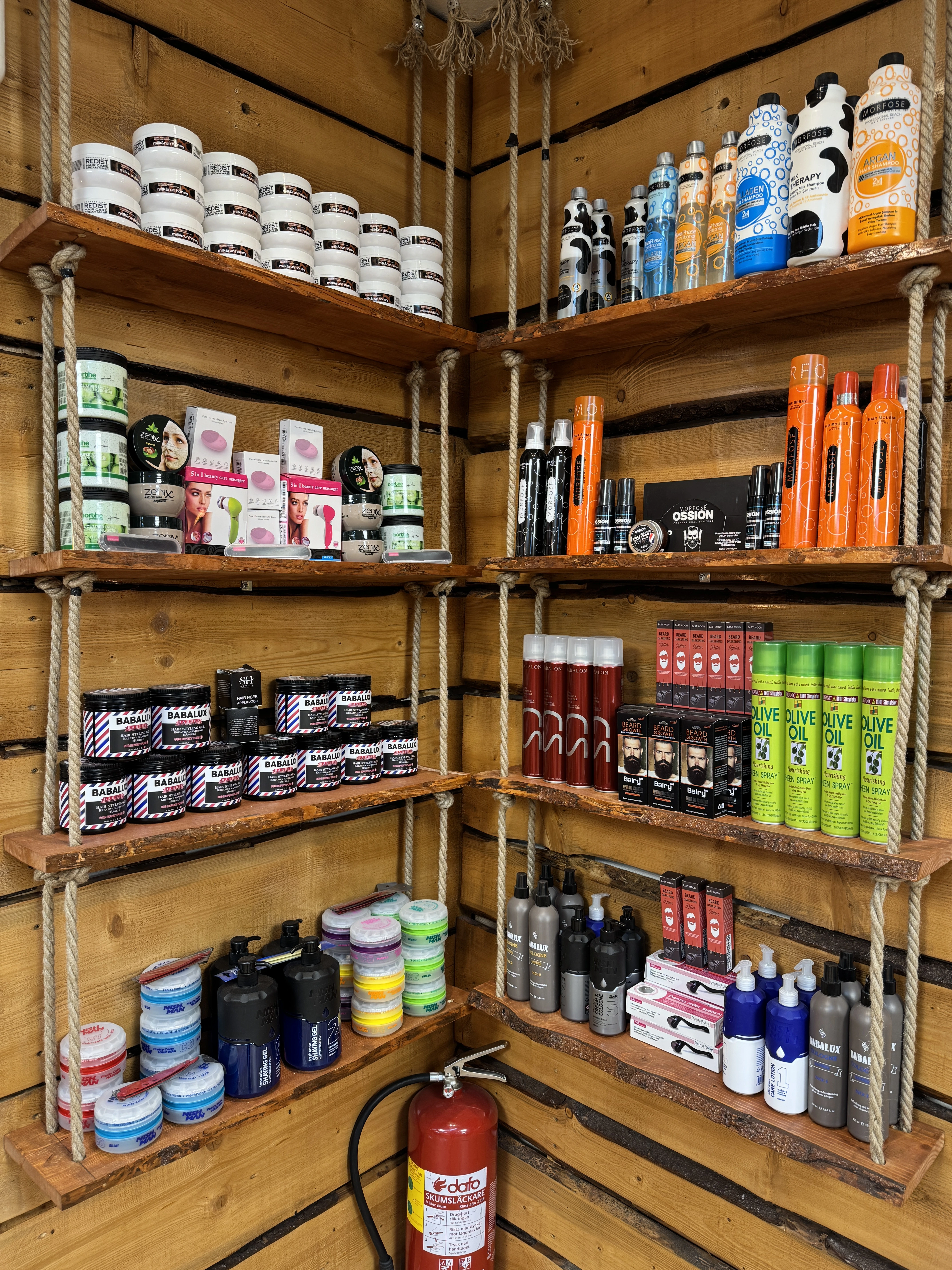 Närbild produkter Mustasch Barbershop