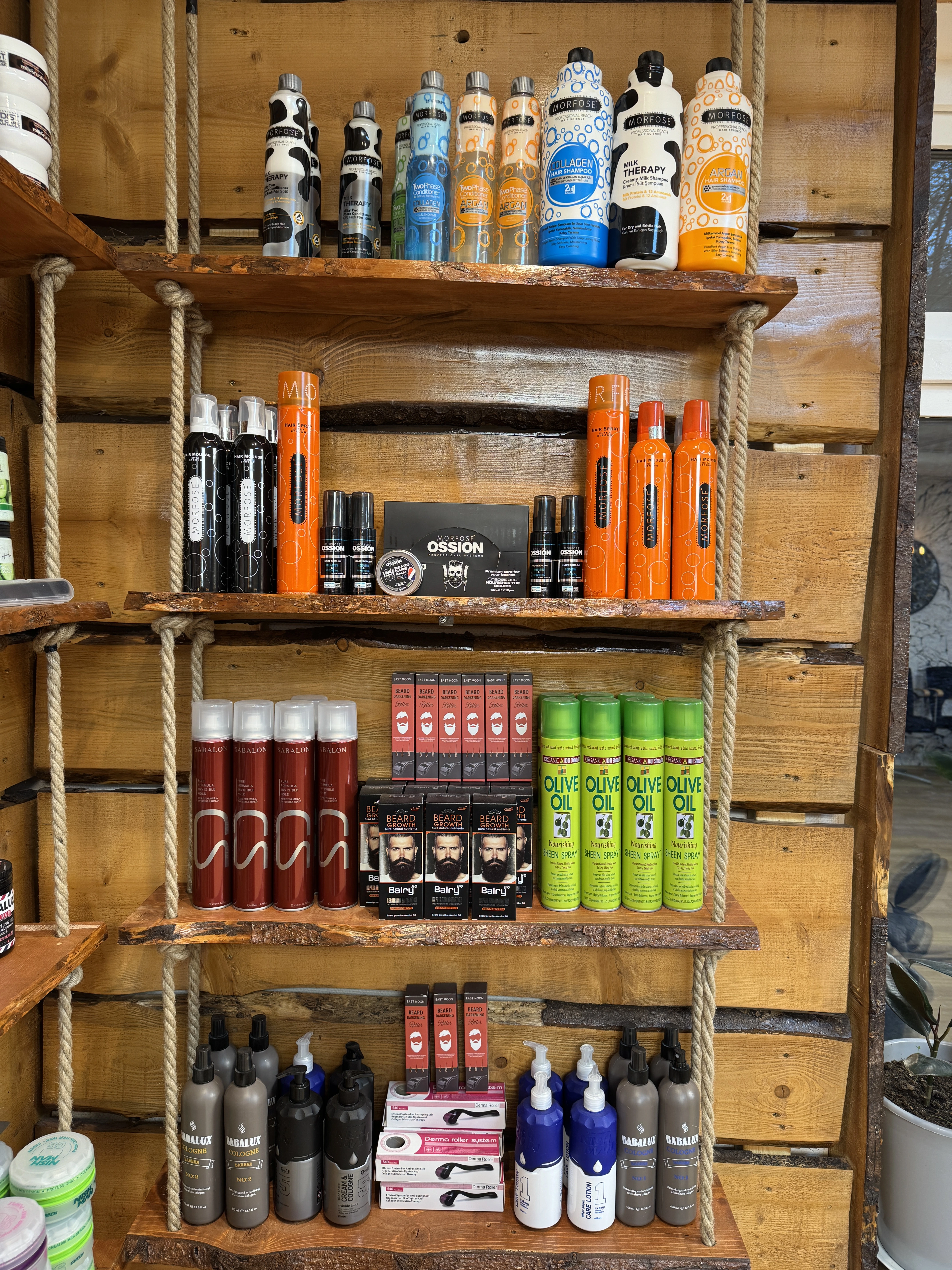 Närbild produkter Mustasch Barbershop